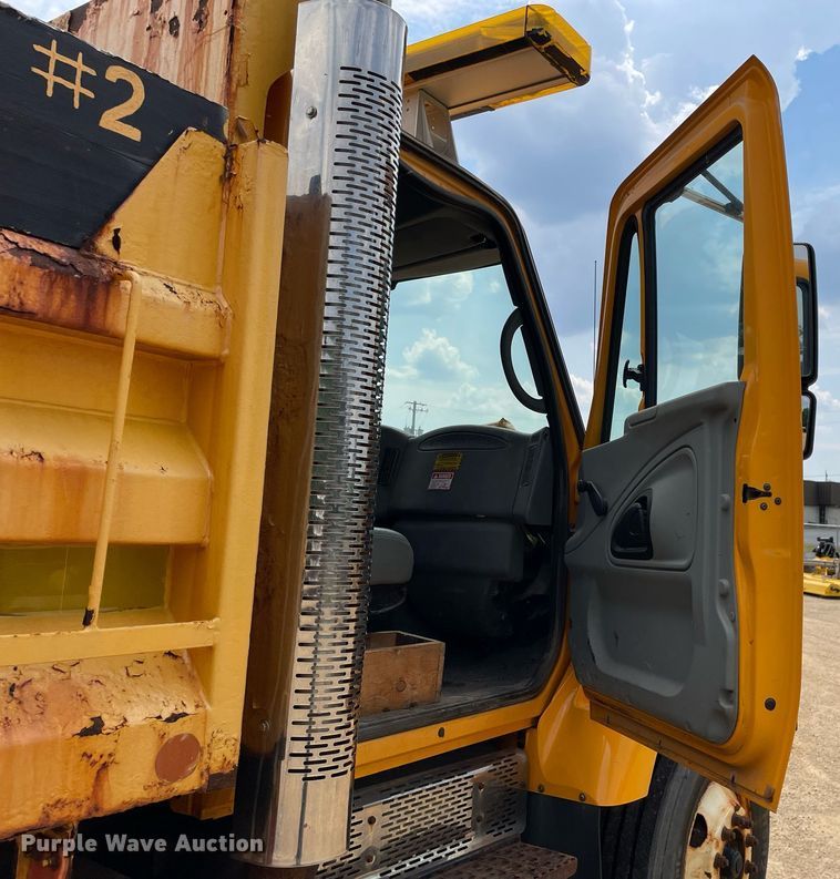 image for item LJ9737 2005 International 7400  dump truck