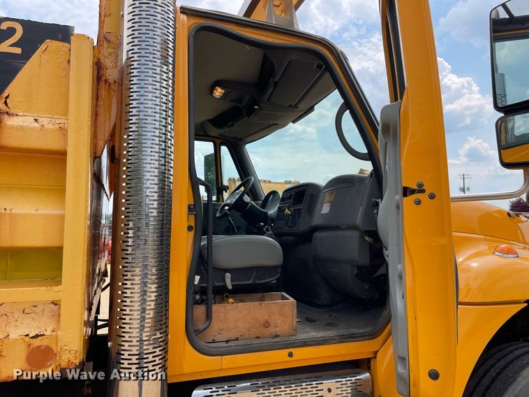 image for item LJ9737 2005 International 7400  dump truck