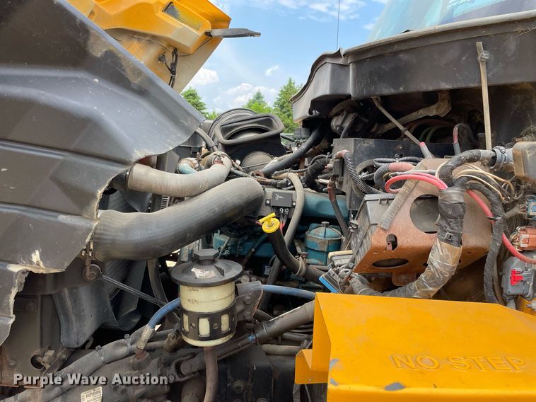 image for item LJ9737 2005 International 7400  dump truck