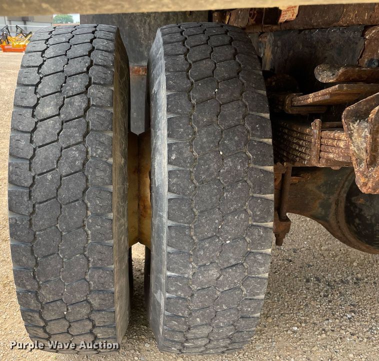 image for item LJ9737 2005 International 7400  dump truck