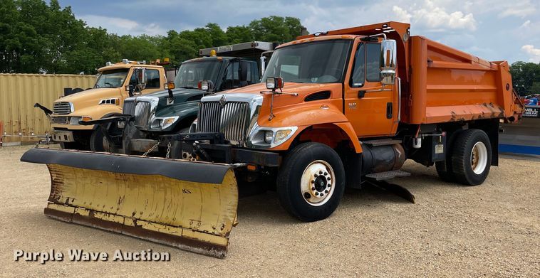 image for item LJ9740 2003 International 7400  dump truck