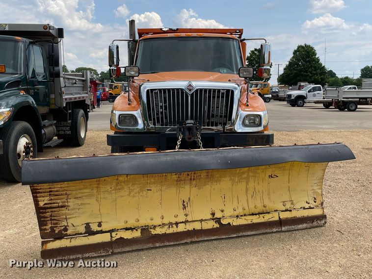 image for item LJ9740 2003 International 7400  dump truck