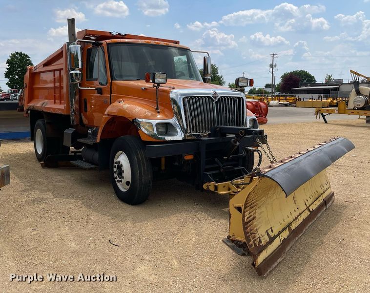 image for item LJ9740 2003 International 7400  dump truck