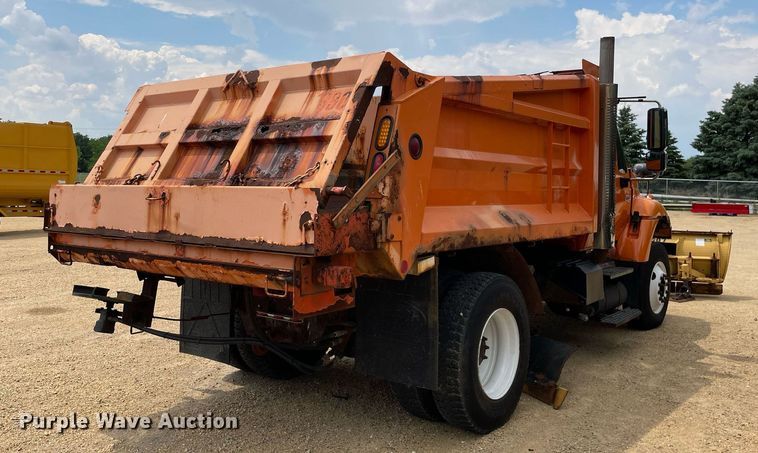 image for item LJ9740 2003 International 7400  dump truck