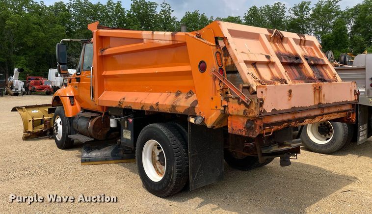 image for item LJ9740 2003 International 7400  dump truck