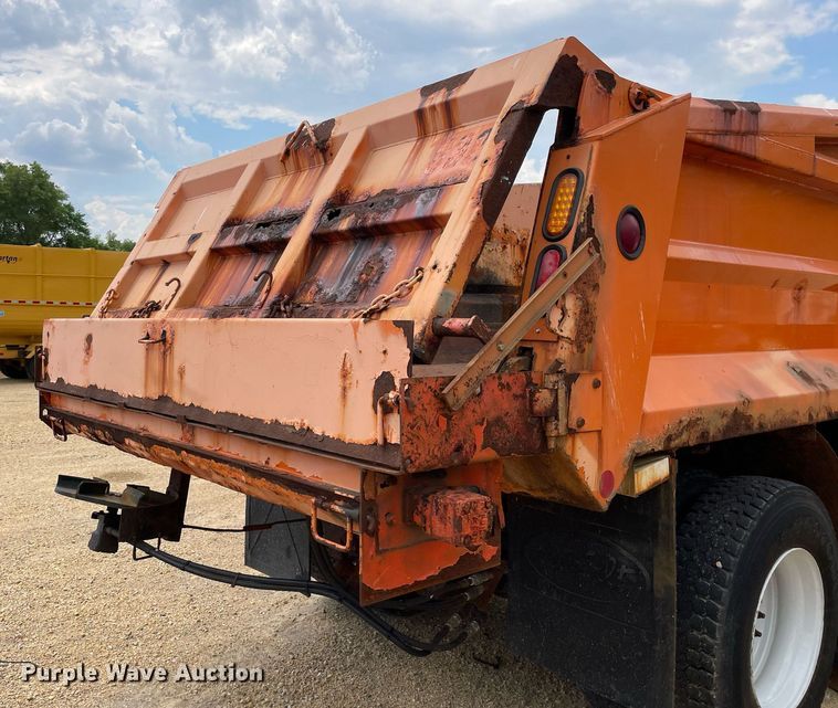 image for item LJ9740 2003 International 7400  dump truck