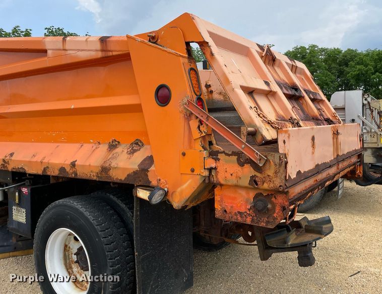 image for item LJ9740 2003 International 7400  dump truck