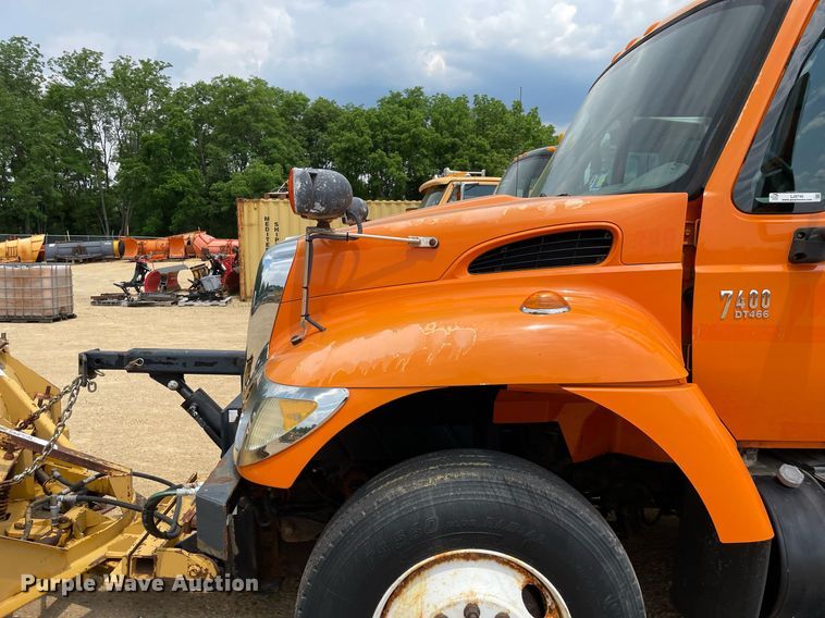 image for item LJ9740 2003 International 7400  dump truck