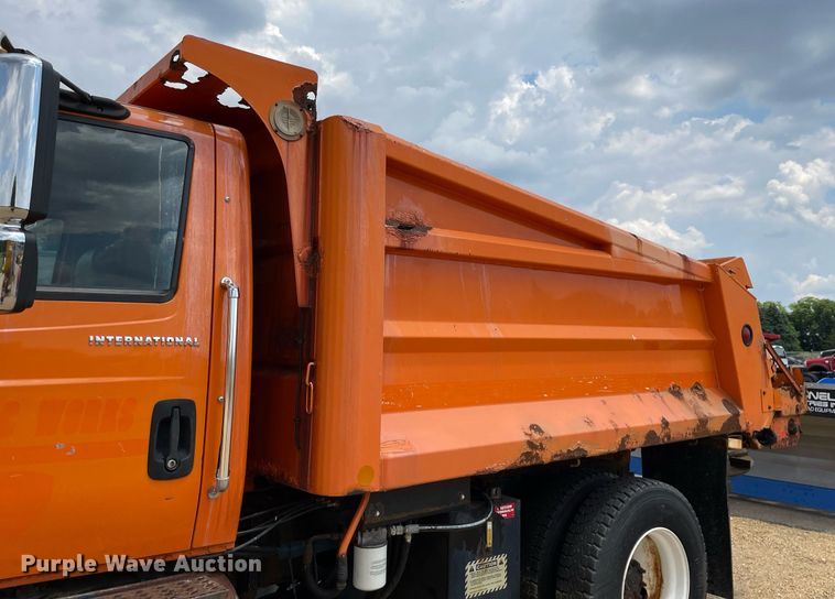 image for item LJ9740 2003 International 7400  dump truck