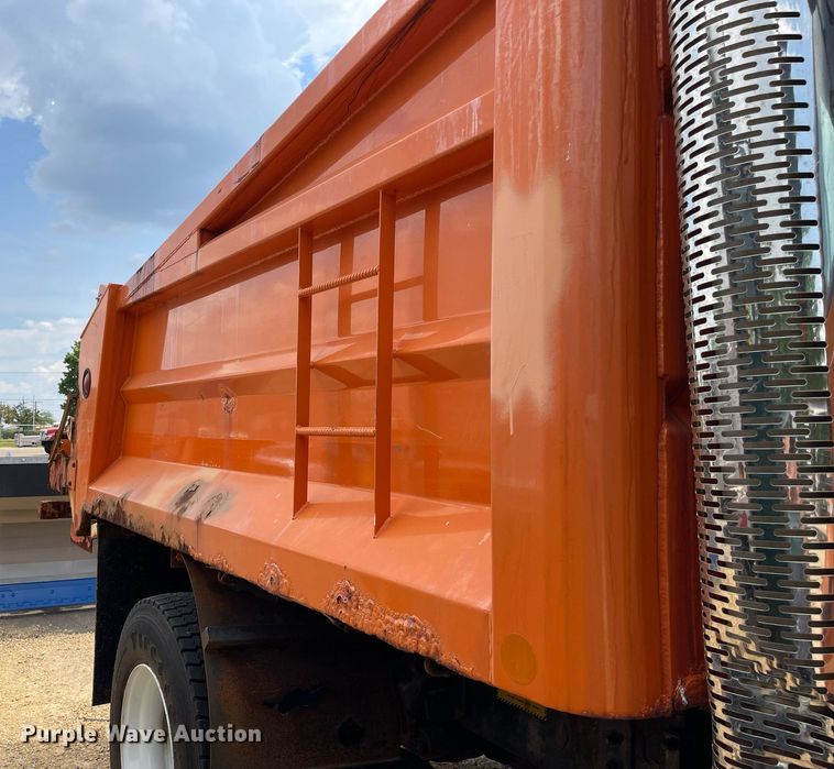 image for item LJ9740 2003 International 7400  dump truck