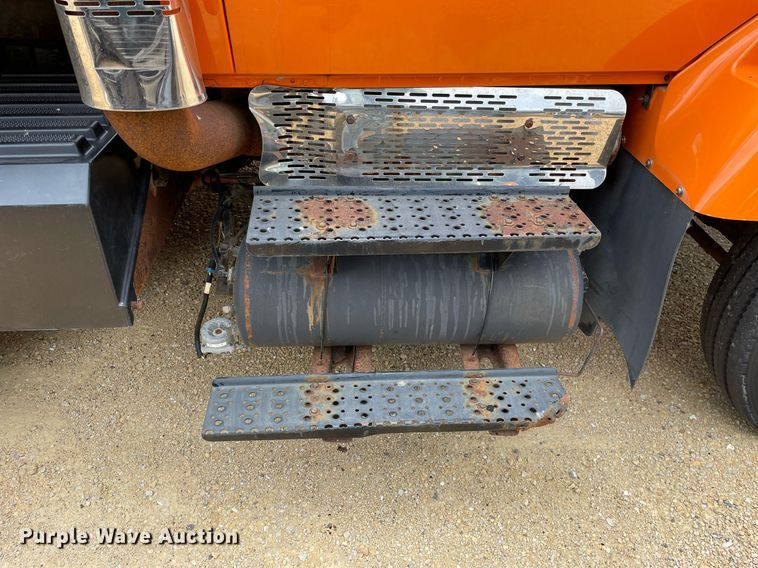 image for item LJ9740 2003 International 7400  dump truck