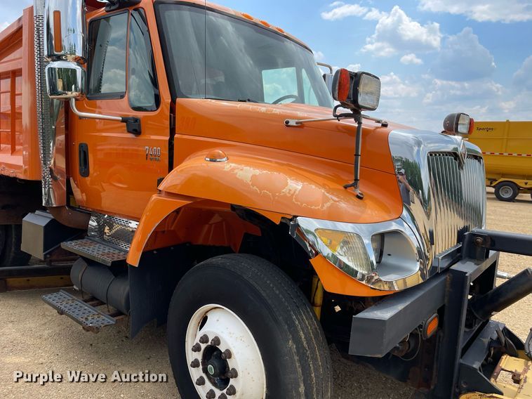 image for item LJ9740 2003 International 7400  dump truck