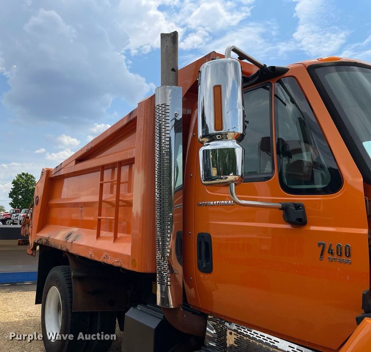 image for item LJ9740 2003 International 7400  dump truck