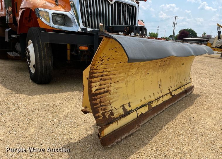 image for item LJ9740 2003 International 7400  dump truck