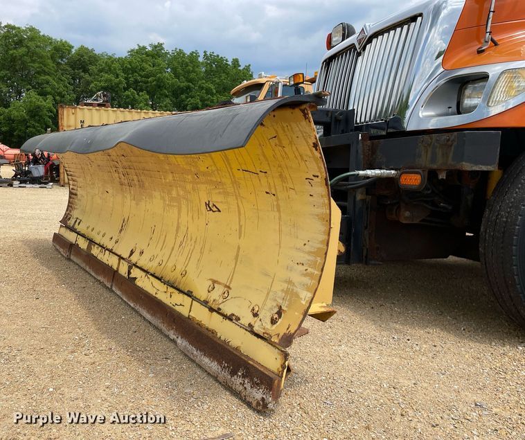 image for item LJ9740 2003 International 7400  dump truck