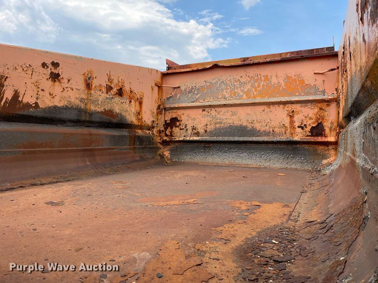 image for item LJ9740 2003 International 7400  dump truck