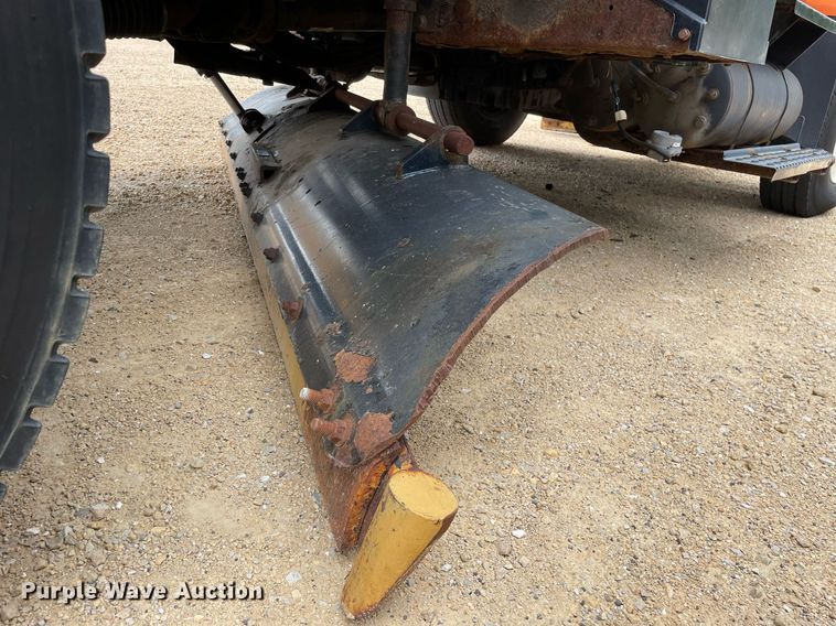 image for item LJ9740 2003 International 7400  dump truck