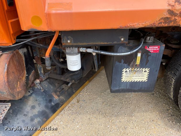 image for item LJ9740 2003 International 7400  dump truck