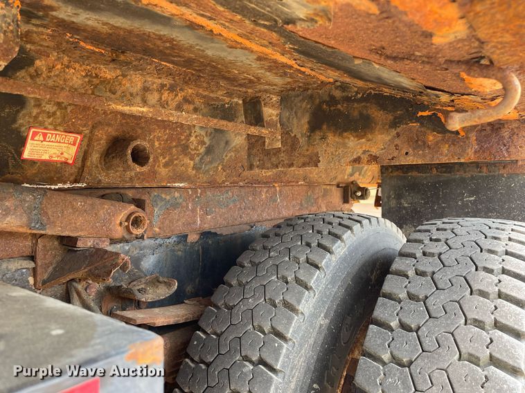 image for item LJ9740 2003 International 7400  dump truck