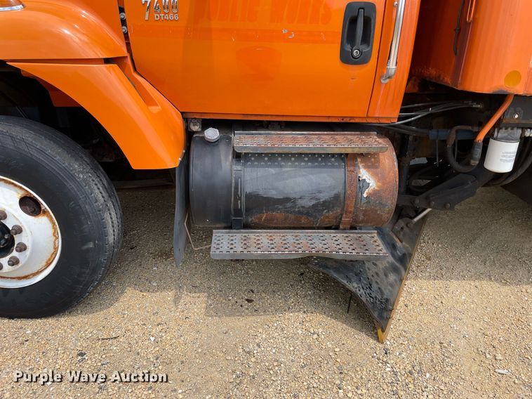 image for item LJ9740 2003 International 7400  dump truck