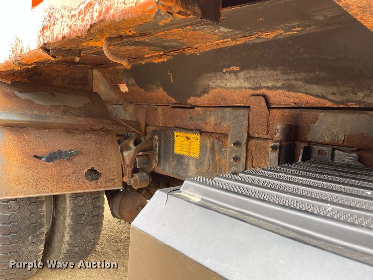 image for item LJ9740 2003 International 7400  dump truck