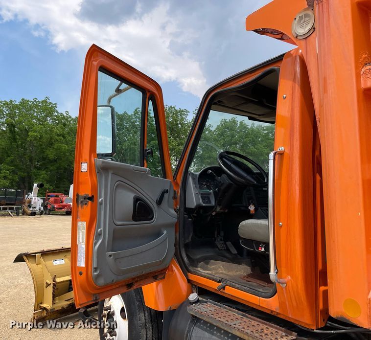 image for item LJ9740 2003 International 7400  dump truck