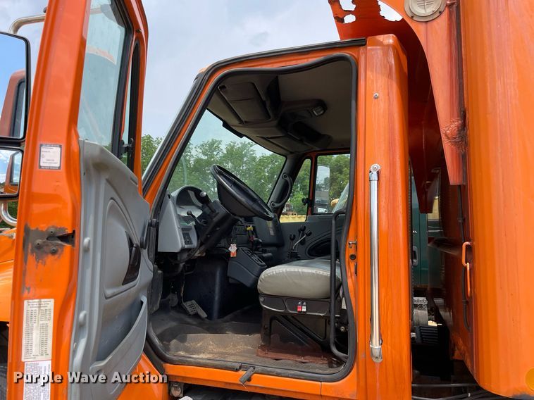 image for item LJ9740 2003 International 7400  dump truck