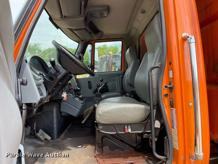 image for item LJ9740 2003 International 7400  dump truck