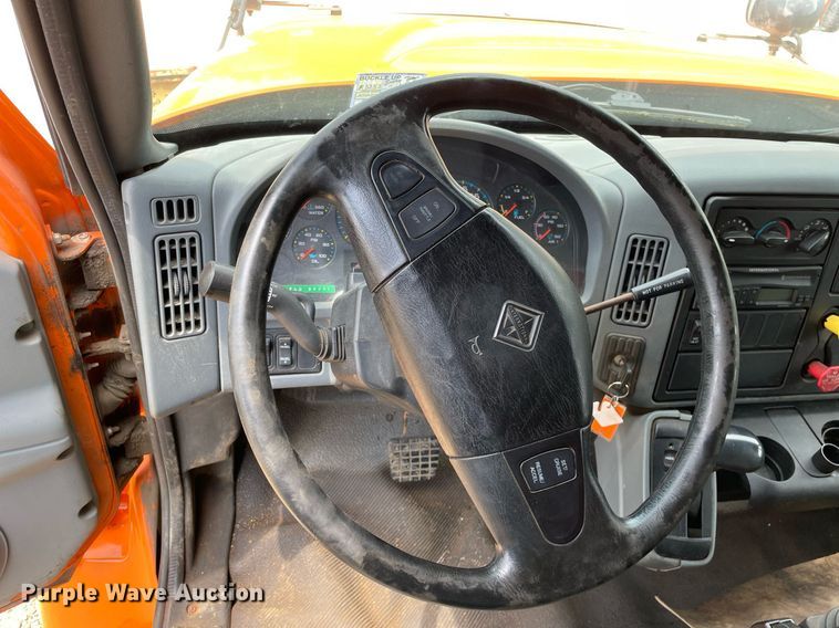 image for item LJ9740 2003 International 7400  dump truck