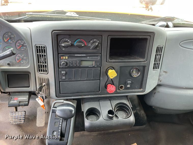 image for item LJ9740 2003 International 7400  dump truck