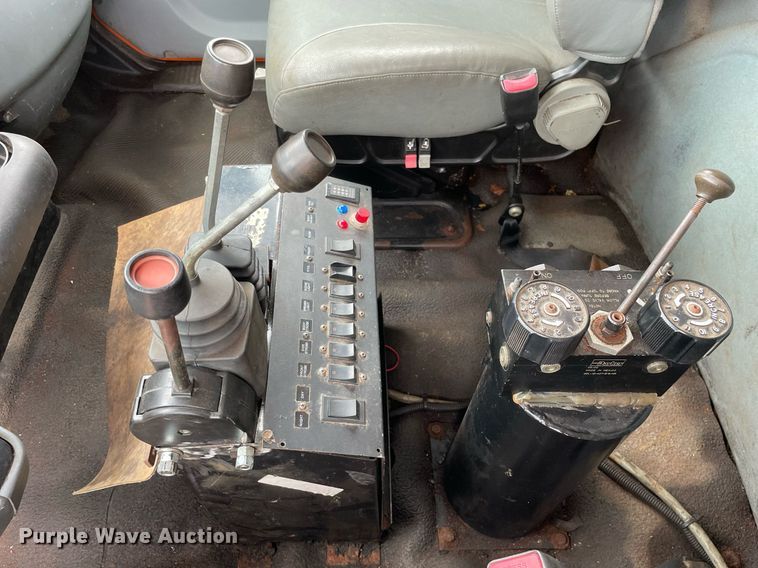 image for item LJ9740 2003 International 7400  dump truck