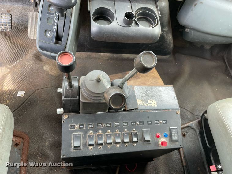 image for item LJ9740 2003 International 7400  dump truck