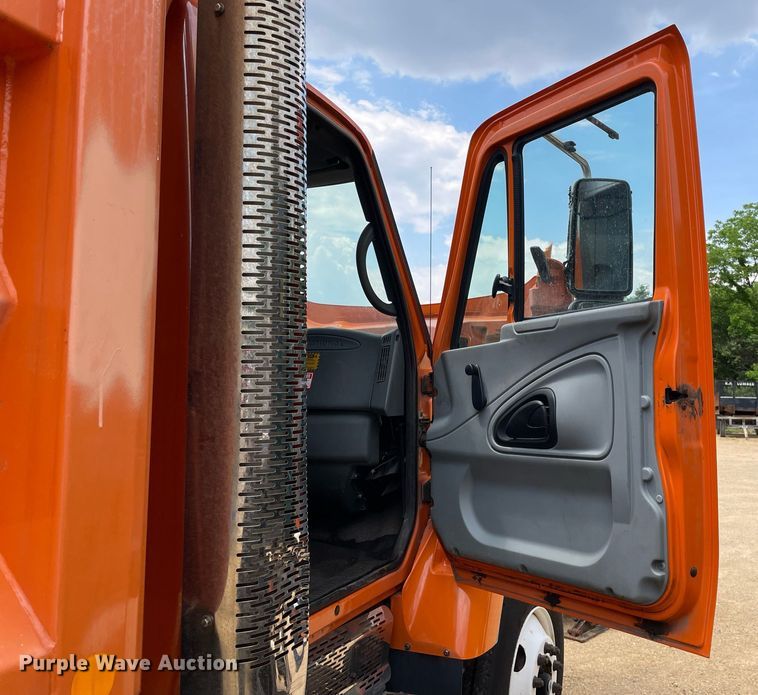 image for item LJ9740 2003 International 7400  dump truck