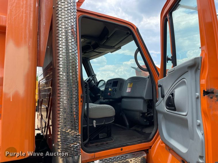 image for item LJ9740 2003 International 7400  dump truck