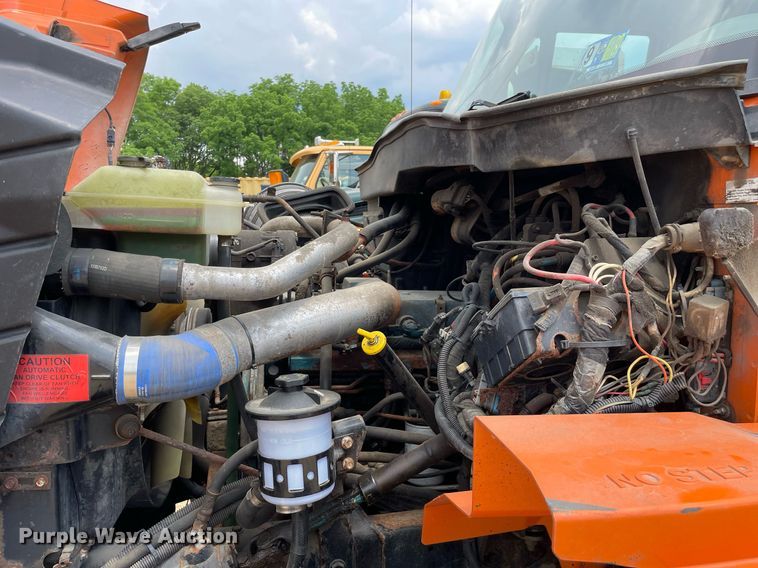 image for item LJ9740 2003 International 7400  dump truck