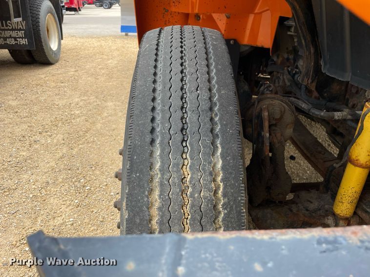 image for item LJ9740 2003 International 7400  dump truck