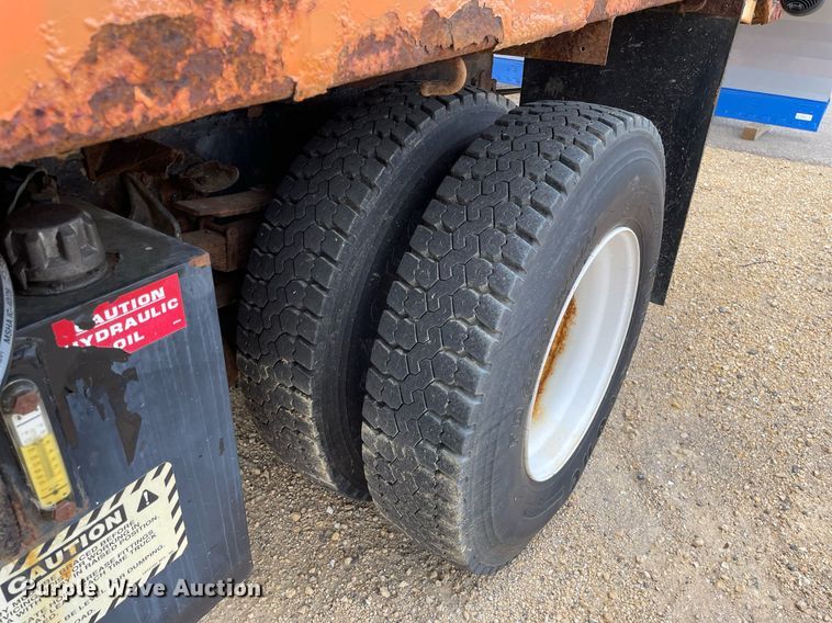 image for item LJ9740 2003 International 7400  dump truck