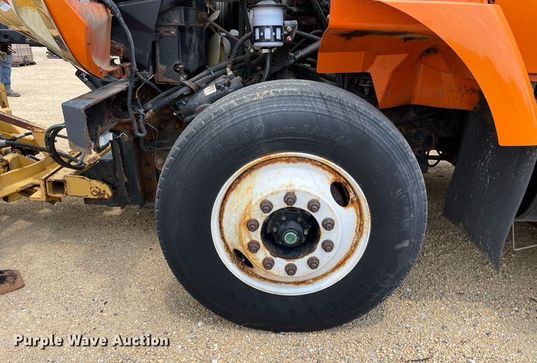 image for item LJ9740 2003 International 7400  dump truck