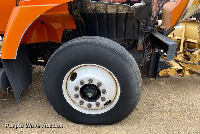 image for item LJ9740 2003 International 7400  dump truck