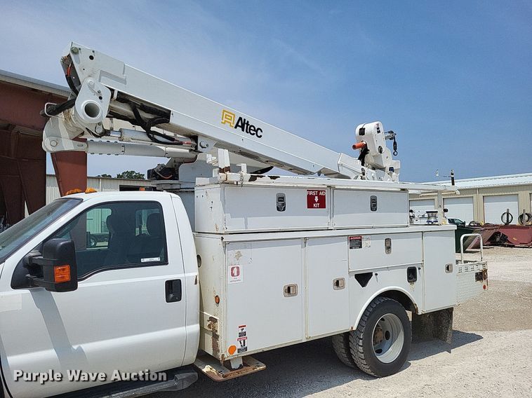 image for item LS9546 2012 Ford F550 Super Duty XL  bucket truck