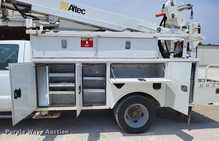 image for item LS9546 2012 Ford F550 Super Duty XL  bucket truck