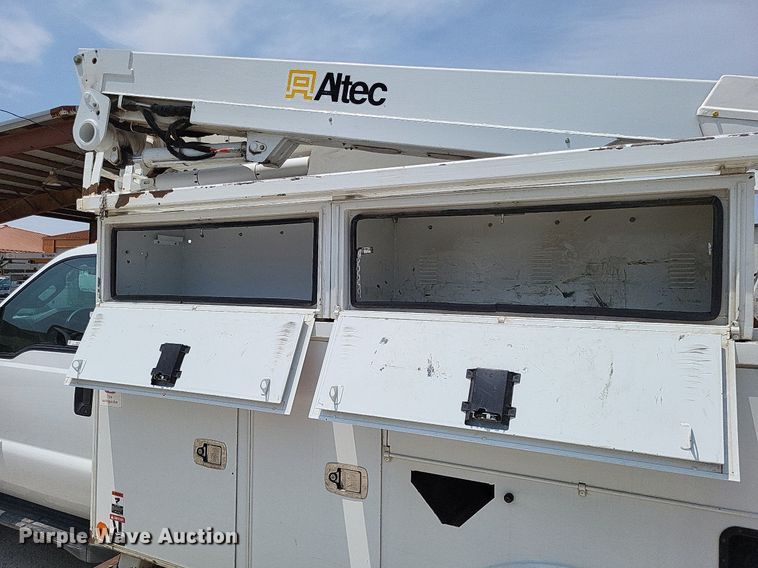 image for item LS9546 2012 Ford F550 Super Duty XL  bucket truck