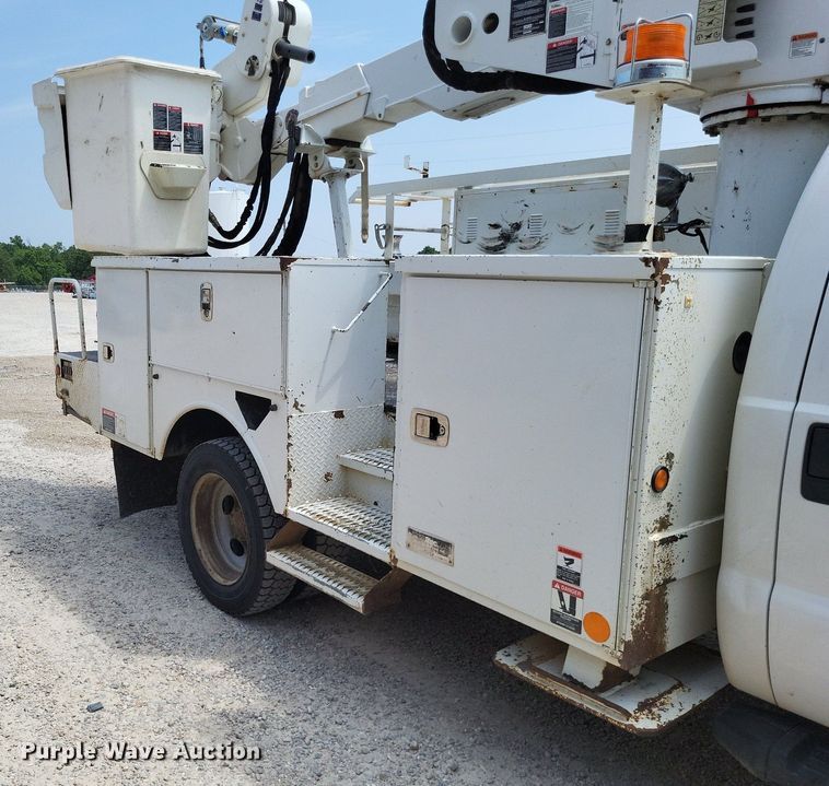 image for item LS9547 2012 Ford F550 Super Duty XL  bucket truck