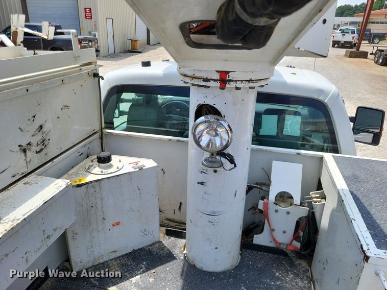 image for item LS9547 2012 Ford F550 Super Duty XL  bucket truck