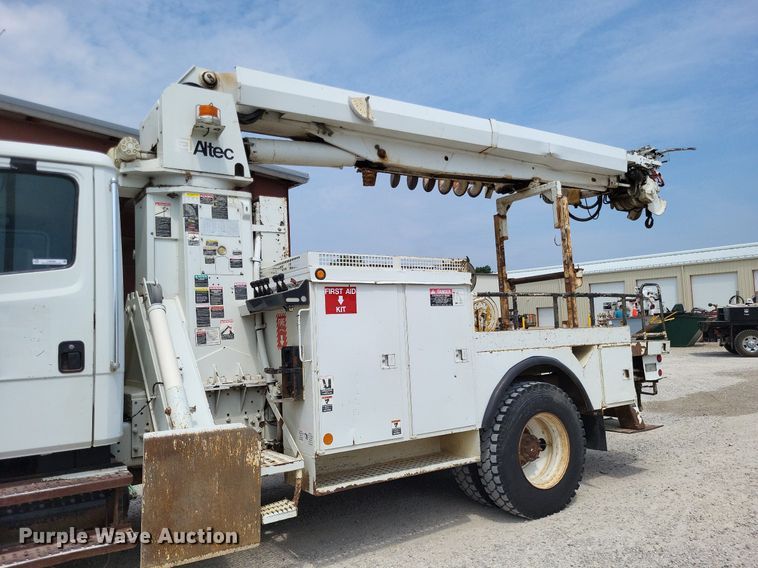 image for item LS9548 2003 Freightliner FL80  bucket truck