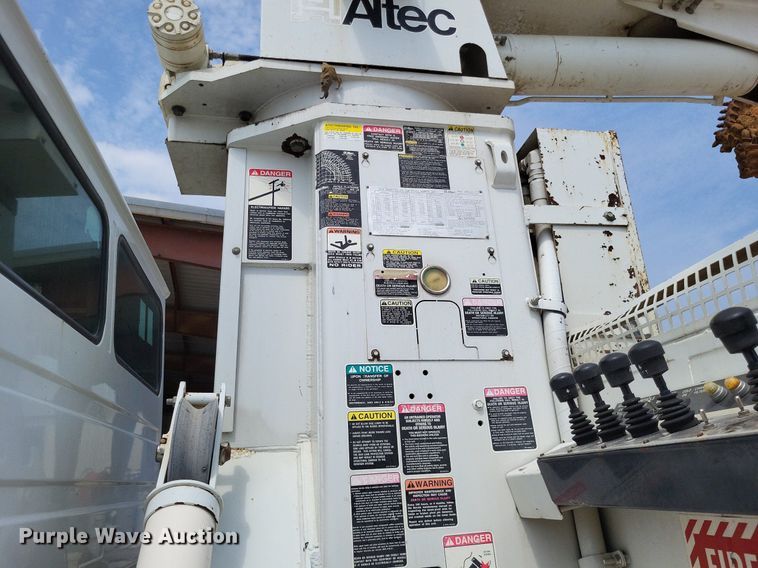 image for item LS9548 2003 Freightliner FL80  bucket truck