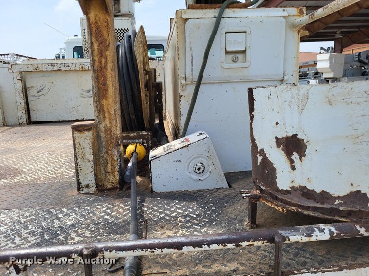 image for item LS9548 2003 Freightliner FL80  bucket truck