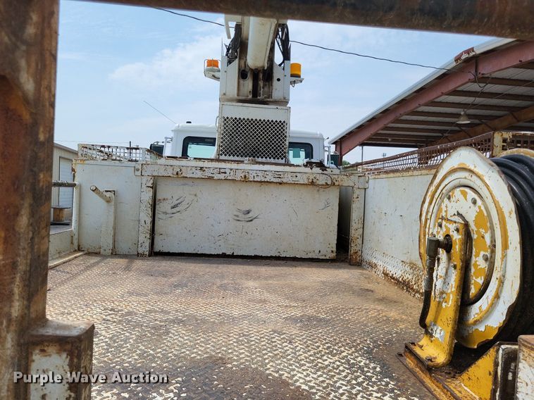 image for item LS9548 2003 Freightliner FL80  bucket truck