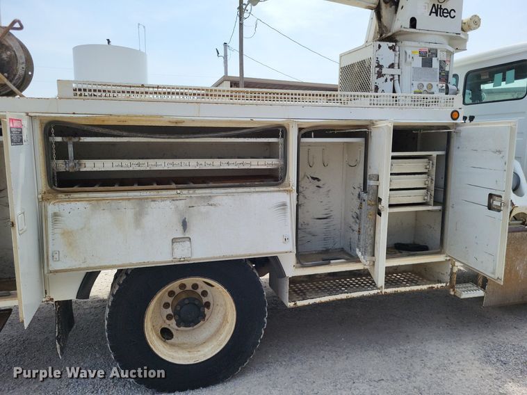 image for item LS9548 2003 Freightliner FL80  bucket truck