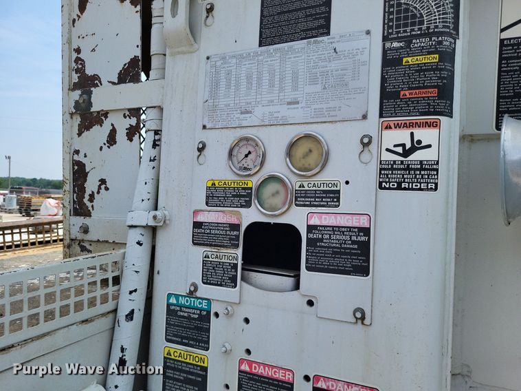 image for item LS9548 2003 Freightliner FL80  bucket truck